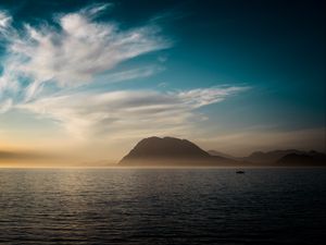 Превью обои море, горы, горизонт, вечер