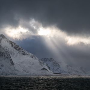 Превью обои море, горы, снег, солнечный свет, облака