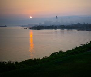 Превью обои море, холм, туман, закат, берег