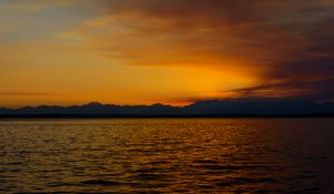 Превью обои море, холмы, сумерки, темный