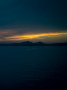 Превью обои море, холмы, вечер, пейзаж, темный