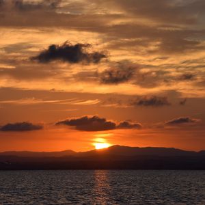 Превью обои море, холмы, закат, темный