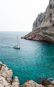 Превью обои море, яхта, скалы, вода, камни