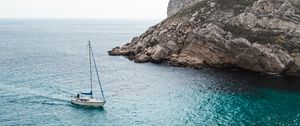 Превью обои море, яхта, скалы, вода, камни