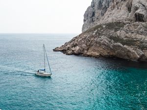 Превью обои море, яхта, скалы, вода, камни
