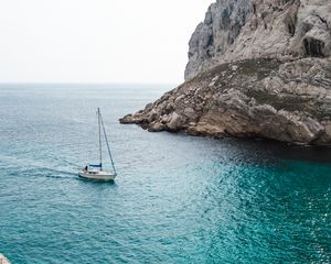 Превью обои море, яхта, скалы, вода, камни