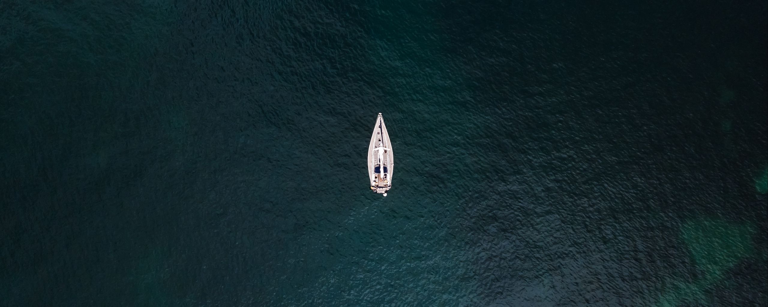 лодка в море вид сверху