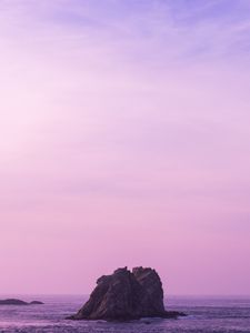Превью обои море, камень, небо, сиреневый