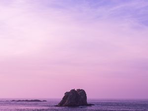 Превью обои море, камень, небо, сиреневый