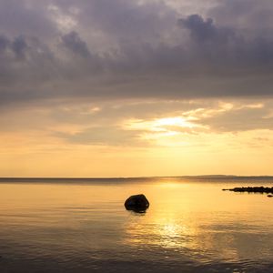 Превью обои море, камни, горизонт, небо, закат