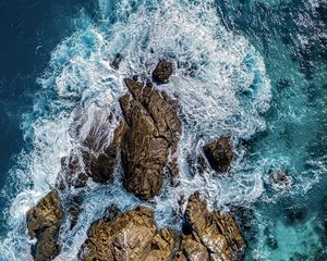 Превью обои море, камни, морская пена, вид сверху, природа