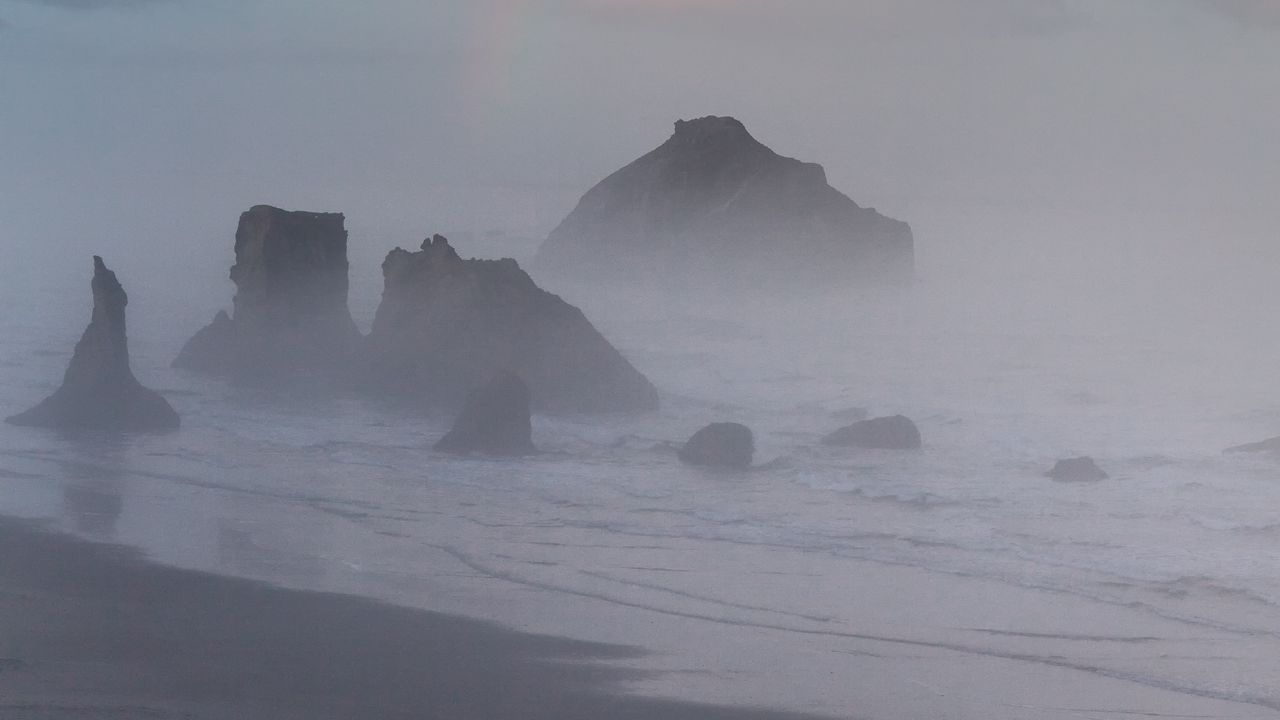Обои море, камни, скалы, радуга, туман
