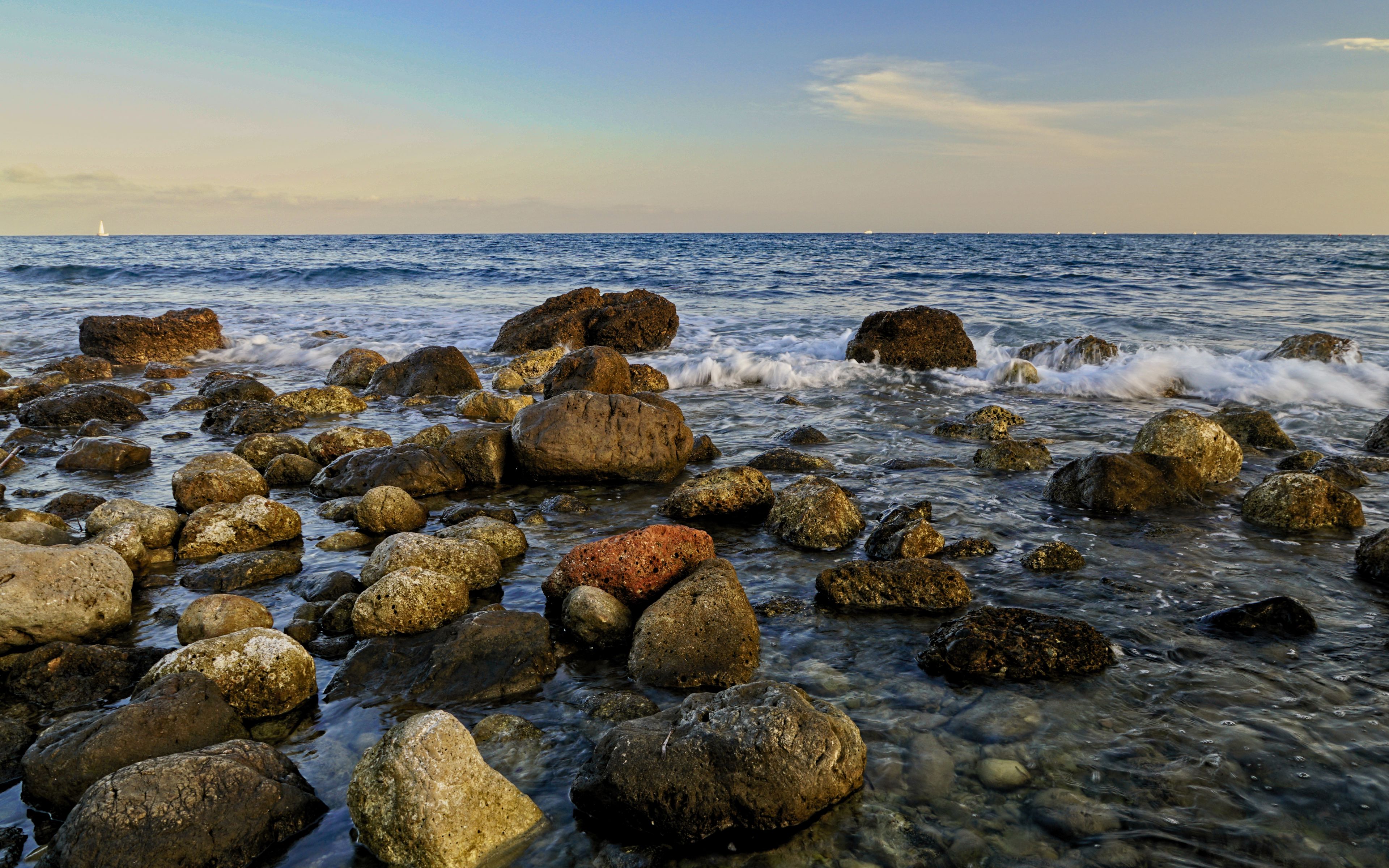 Большой камень у моря