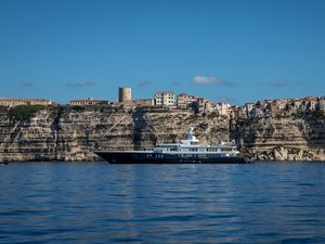 Превью обои море, корабль, скалы, здания