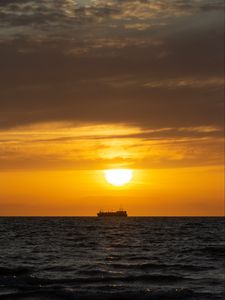 Превью обои море, корабль, закат, горизонт