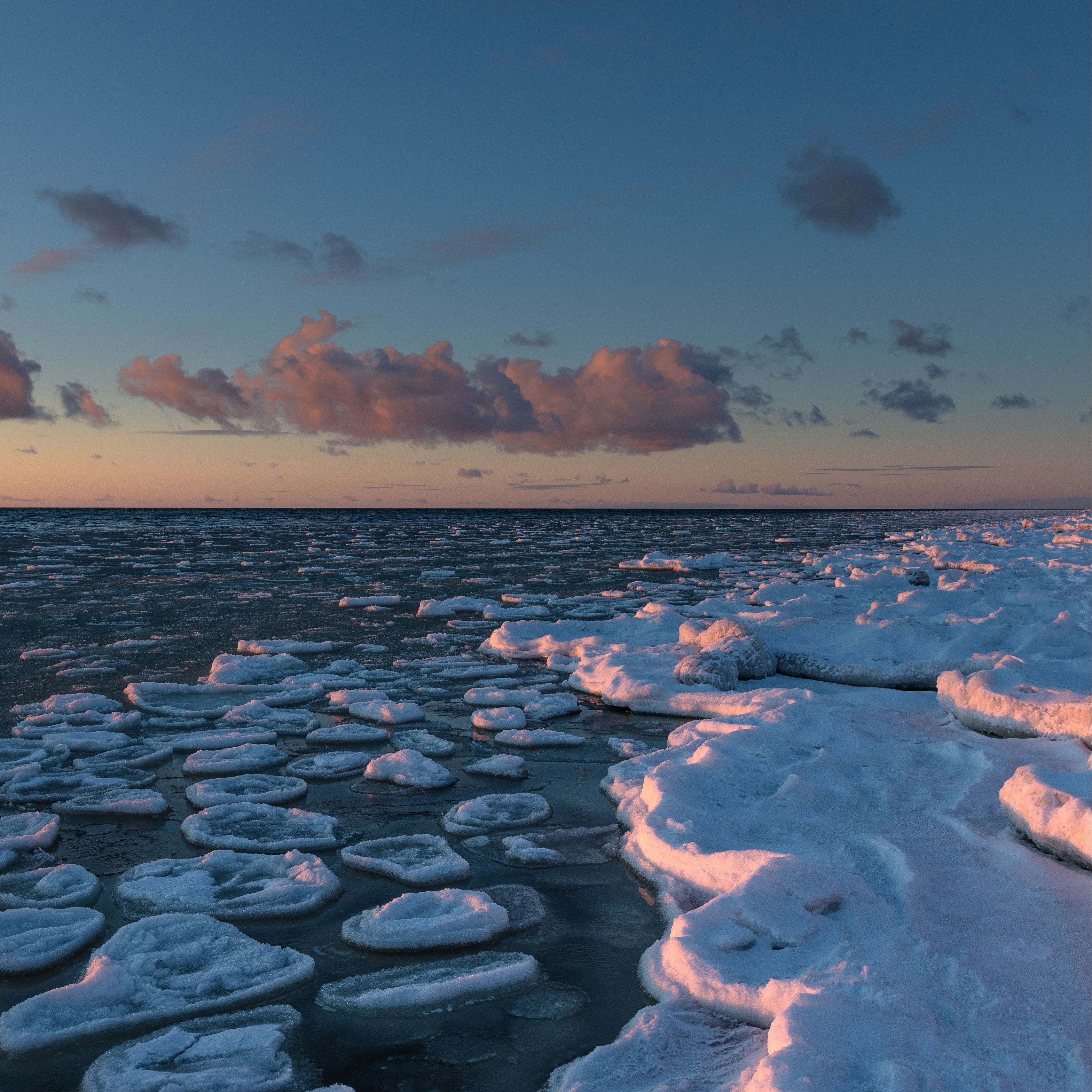 снег море