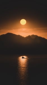Превью обои море, лодка, горы, луна, ночь