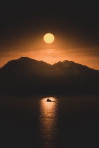 Превью обои море, лодка, горы, луна, ночь