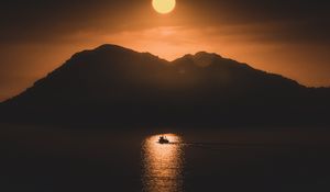 Превью обои море, лодка, горы, луна, ночь