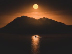 Превью обои море, лодка, горы, луна, ночь