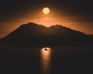 Превью обои море, лодка, горы, луна, ночь