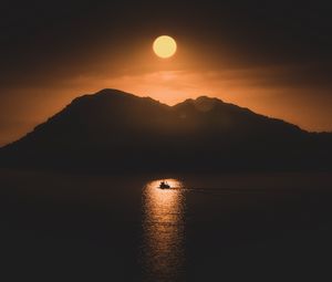 Превью обои море, лодка, горы, луна, ночь