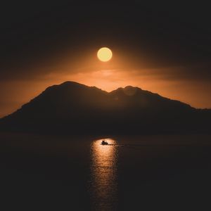 Превью обои море, лодка, горы, луна, ночь
