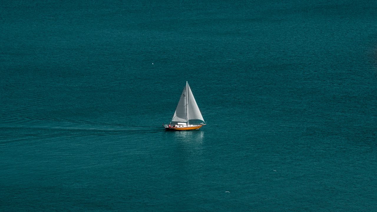 Обои море, лодка, парусник, вода, горизонт