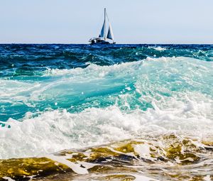 Превью обои море, лодка, прибой, пена