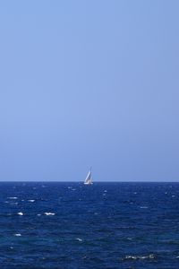 Превью обои море, лодка, вода, волны, минимализм, синий