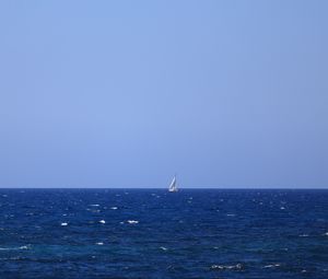 Превью обои море, лодка, вода, волны, минимализм, синий