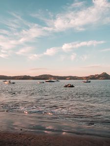 Превью обои море, лодки, вода, побережье, пляж