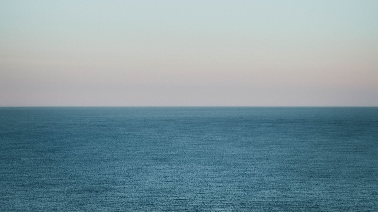 Обои море, луна, горизонт, сумерки, минимализм