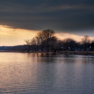 Превью обои море, небо, рябь, деревья, берег