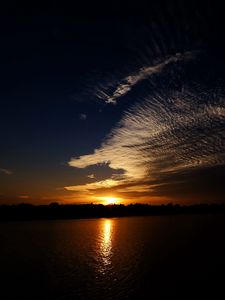 Превью обои море, облака, солнце, закат, пейзаж, темный