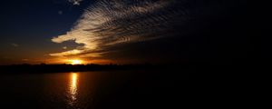 Превью обои море, облака, солнце, закат, пейзаж, темный