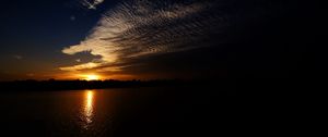 Превью обои море, облака, солнце, закат, пейзаж, темный