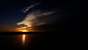 Превью обои море, облака, солнце, закат, пейзаж, темный