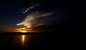 Превью обои море, облака, солнце, закат, пейзаж, темный