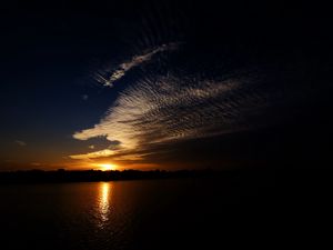 Превью обои море, облака, солнце, закат, пейзаж, темный
