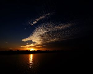 Превью обои море, облака, солнце, закат, пейзаж, темный