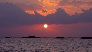 Превью обои море, океан, солнце, закат, темный