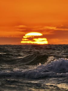 Превью обои море, океан, волны, закат, солнце, вечер