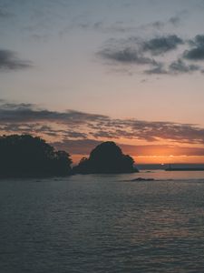 Превью обои море, остров, деревья, силуэты, сумерки
