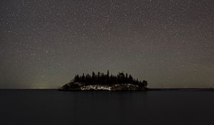 Превью обои море, остров, лес, небо, звездное небо, ночь