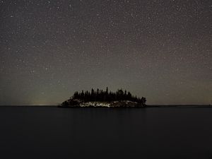 Превью обои море, остров, лес, небо, звездное небо, ночь