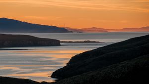 Превью обои море, острова, берег, силуэты, рассвет