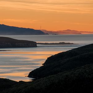 Превью обои море, острова, берег, силуэты, рассвет