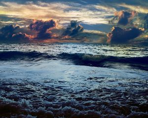 Превью обои море, пена, облака, объемные, тени, волна, горизонт, слияние, жутко