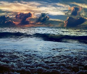Превью обои море, пена, облака, объемные, тени, волна, горизонт, слияние, жутко